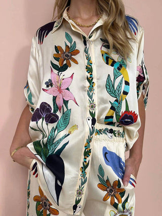 Nika | Resort Vibes Satin einzigartiges Druck-Shirt und Hosen-Set Fit