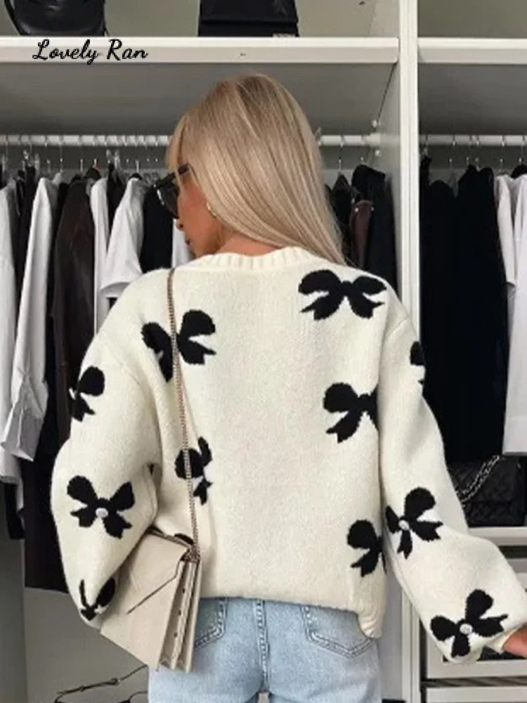 Annabel | Stilvoller Pullover mit Spitzenverschluss
